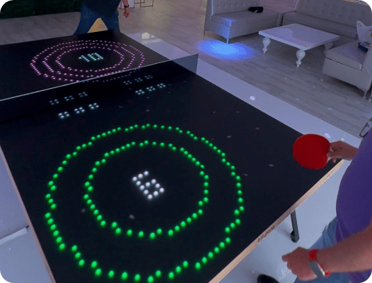 Découvre Bit Pong Lyon : une expérience de ping pong interactif unique ! Frappe, vise, réagis sur une table lumineuse qui s’anime à chaque échange. En duo ou en équipe, marque un max de points et vis une partie pleine de surprises !